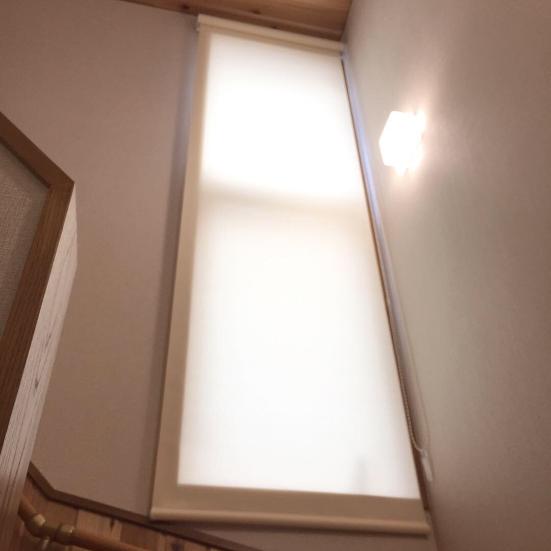 階段の踊り場の高窓にﾛｰﾙｽｸﾘｰﾝ 施工事例 株式会社メルサ
