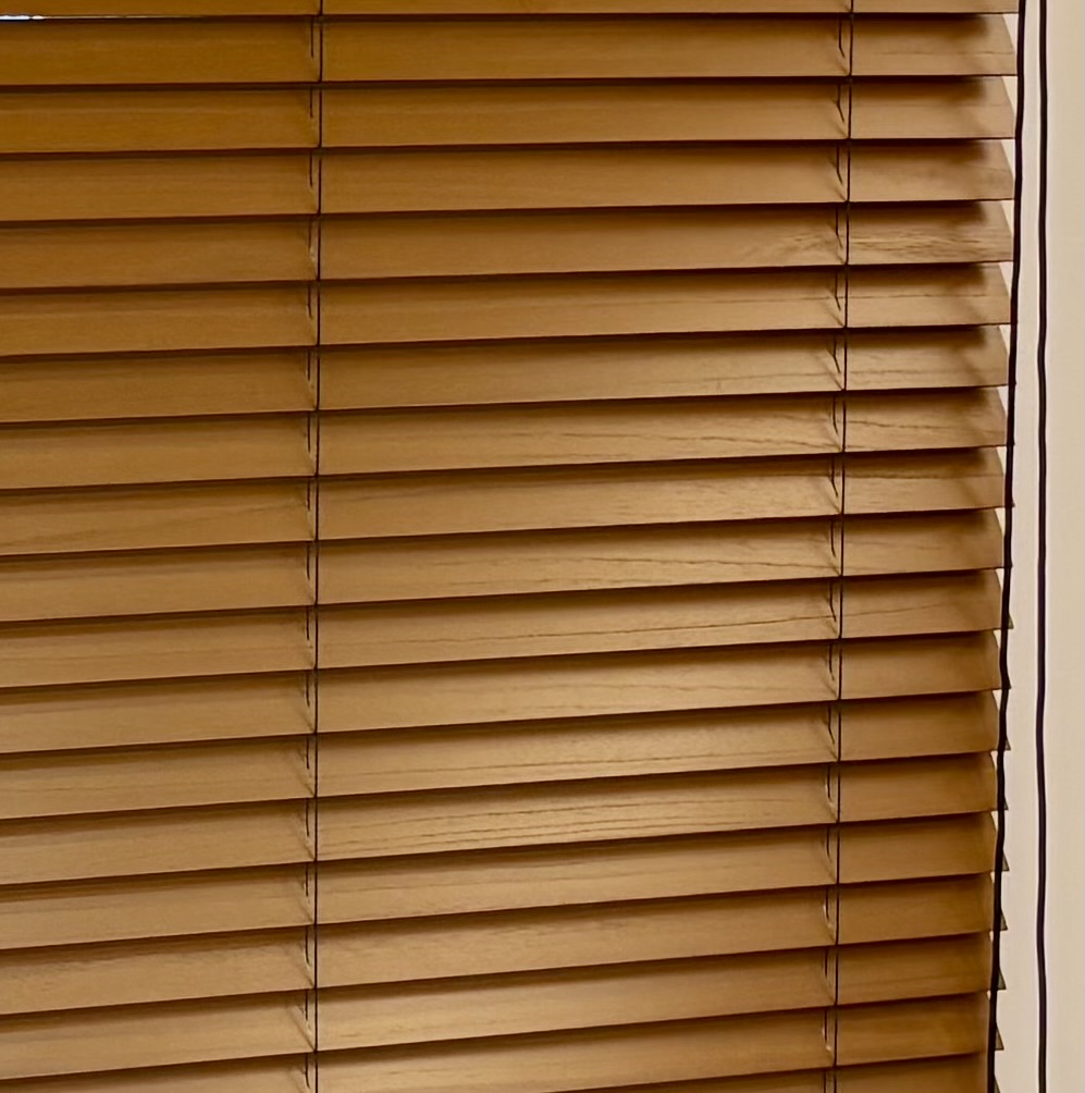 リビングのハイサッシにナニック ウッドブラインド | お知らせ | 株式