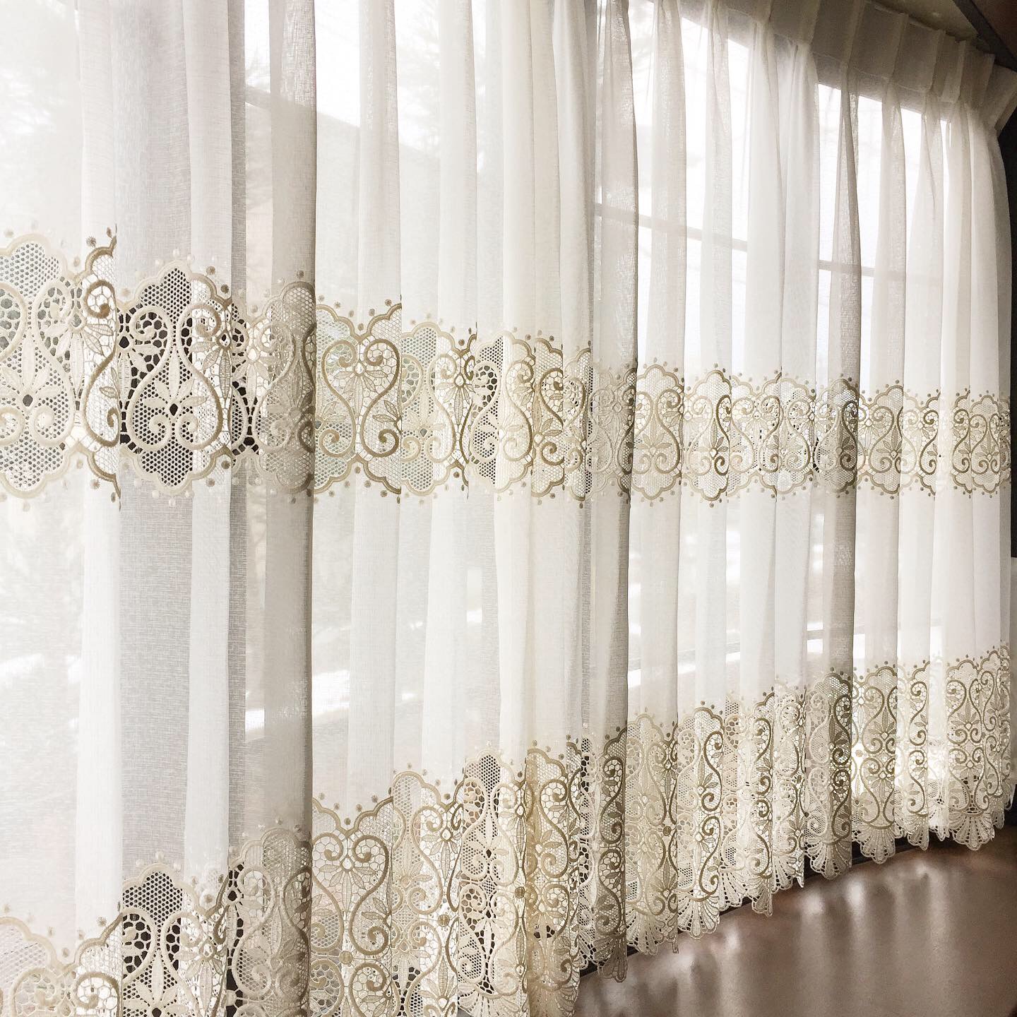 出窓に絵羽柄レースカーテン | 施工事例 | 株式会社メルサ